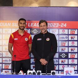 <p>‘ঘুমানোর সময় দুঃস্বপ্নে রেফারির আসছেন’, নাটুকে অভিনয় করে বিস্ফোরক ইস্টবেঙ্গল কোচ</p>