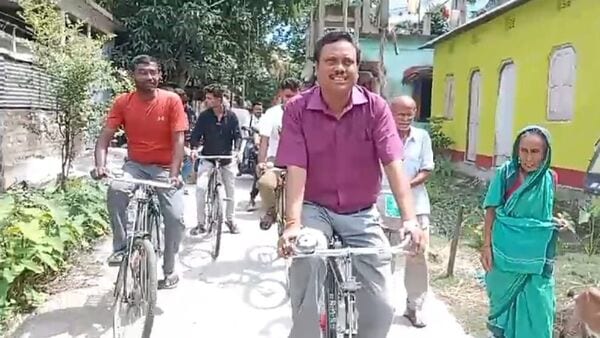 নেত্রীর নির্দেশ বলে কথা! গাড়ি ছেড়ে সাইকেলে কোচবিহারের প্রাক্তন তৃণমূল সাংসদ, সব নাটক! বলছে বিজেপি – EX TMC MP of Coochbehar rides cycle obeying the order of mamata banerjee