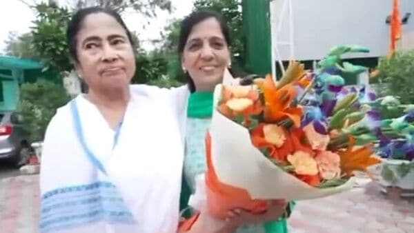 Mamata Banerjee: জেলবন্দি কেজরিওয়ালের বাড়িতে মমতা, দেখুন Video, কথাবার্তা কী হল?
