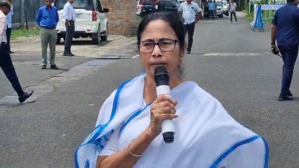 Mamata on Neeti Ayog meeting: বলতে না দিলে প্রতিবাদ করে বেরিয়ে আসব, দিল্লি যাত্রার আগে বিমানবন্দরে বললেন মমতা