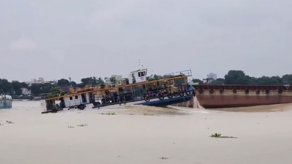 Viral Video of Launch in Ganga: দক্ষিণেশ্বর থেকে বেলুড় যেতে গিয়ে প্রায় উলটে গেল লঞ্চ! জানুন পুরো ঘটনা