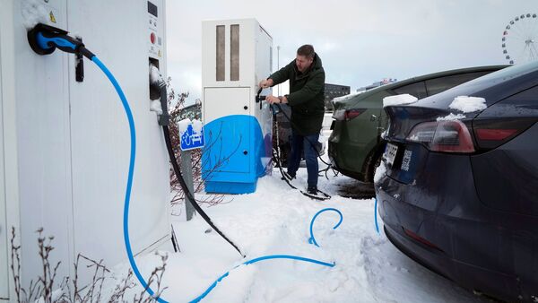 কাঁচামালের অভাব! এবার ইলেকট্রিক গাড়ির ব্যাটারির রিসাইক্লিংয়ের পরিকল্পনা