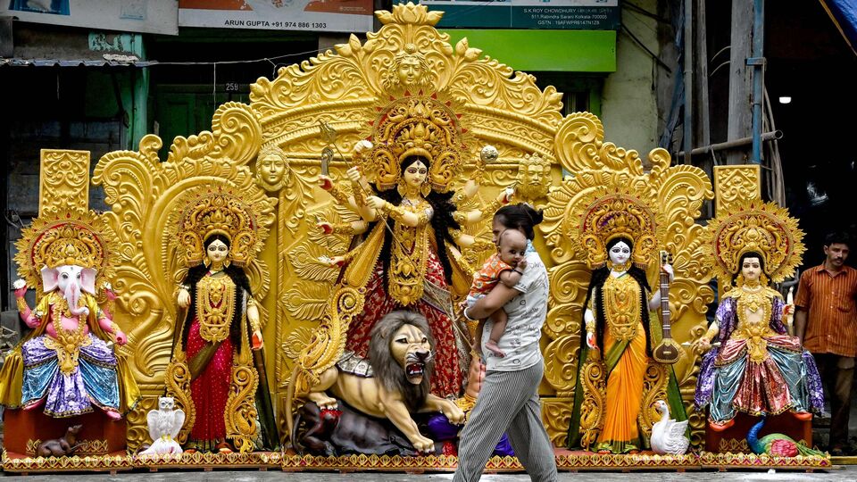 উল্লেখ্য, এবার দুর্গাপুজো পড়েছে অক্টোবরের দ্বিতীয় সপ্তাহে। আগামী ৯ অক্টোবর পড়েছে ষষ্ঠী। আর মহালয়া পড়েছে ২ অক্টোবর। সেইসময় কেমন আবহাওয়া থাকবে, তা অবশ্য এখনও ভারতীয় মৌসম ভবনের তরফে জানানো হয়নি। কিন্তু পুজোর আগে দেশে স্বাভাবিকের থেকে বেশি বৃষ্টি হতে পারে। আর বাঙালিরা প্রার্থনা করবেন যে পুজোর কয়েকটা দিন যেন বেশি বৃষ্টি না হয়। (ছবি সৌজন্যে এএফপি)