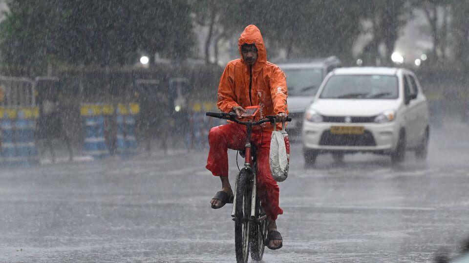 দুর্গাপুজোর আগে স্বাভাবিকের থেকে বেশি বৃষ্টি হতে পারে দেশে। এমনই পূর্বাভাস দিল ভারতীয় মৌসম ভবন। বৃহস্পতিবার মৌসম ভবনের তরফে জানানো হয়েছে, অগস্টের শেষে লা নিনার জন্য অনুকূল পরিস্থিতি তৈরি হতে পারে। আর অগস্ট এবং সেপ্টেম্বরে দীর্ঘকালীন গড়ের (৪২২.৮ মিলিমিটার) ১০৬ শতাংশ বৃষ্টি হওয়ার সম্ভাবনা আছে। (ছবি সৌজন্যে, সমীর জানা/হিন্দুস্তান টাইমস)