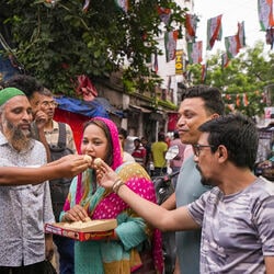 হাসিনা পালাতেই কলকাতায় মিষ্টিমুখ বাংলাদেশিদের! চটলেন বঙ্গবন্ধুর মূর্তি ভাঙায় (PTI)