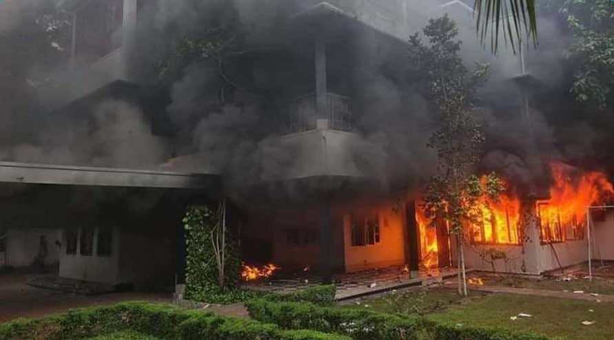 বঙ্গবন্ধুর বাড়িতে আগুন বঙ্গবন্ধুর বাড়িতে আগুন