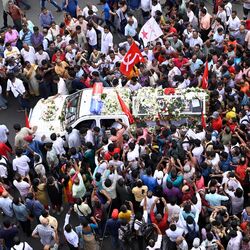 অন্যদের 'আলো' দেখিয়ে NRS-এ পৌঁছল নশ্বর কমরেডের দেহ, বিদায় বুদ্ধদেব, যেতে দিতে চাইছিল না জনস্রোত (Hindustan Times)