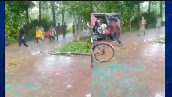 নোয়াখালীর দুলাল চন্দ্র পালের মেয়েকে তুলে নিয়ে যাওয়ার সময়, ভিডিয়োর স্ক্রিনশট নোয়াখালীর দুলাল চন্দ্র পালের মেয়েকে তুলে নিয়ে যাওয়ার সময়, ভিডিয়োর স্ক্রিনশট