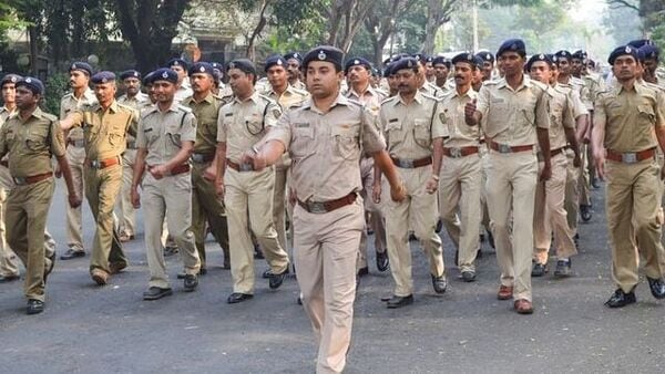 Police making reels: উর্দি পরে রিল বানালেই হতে পারে শাস্তি, গেল উপরমহলের নির্দেশ, হতে পারে জরিমানা