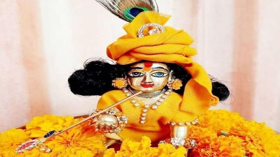 জন্মাষ্টমী ২০২৪ ঘিরে মথুরা থেকে বৃন্দাবনে উৎসবের উদযাপন শুরু। বৈদিক শাস্ত্র মতে, এই জন্মাষ্টমী তিথির বিশেষ শুভ প্রভাব রয়েছে। ভাদ্রের কৃষ্ণপক্ষের অষ্টমী তিথিতে রোহিনী নক্ষত্রে জন্ম হয় শ্রীকৃষ্ণের। এমনই বিশ্বাস রয়েছে। চলতি বছরে পঞ্জিকা মতে কখন থেকে এই জন্মাষ্টমী তিথি পড়ছে, তা দেখে নেওয়া যাক।&nbsp;