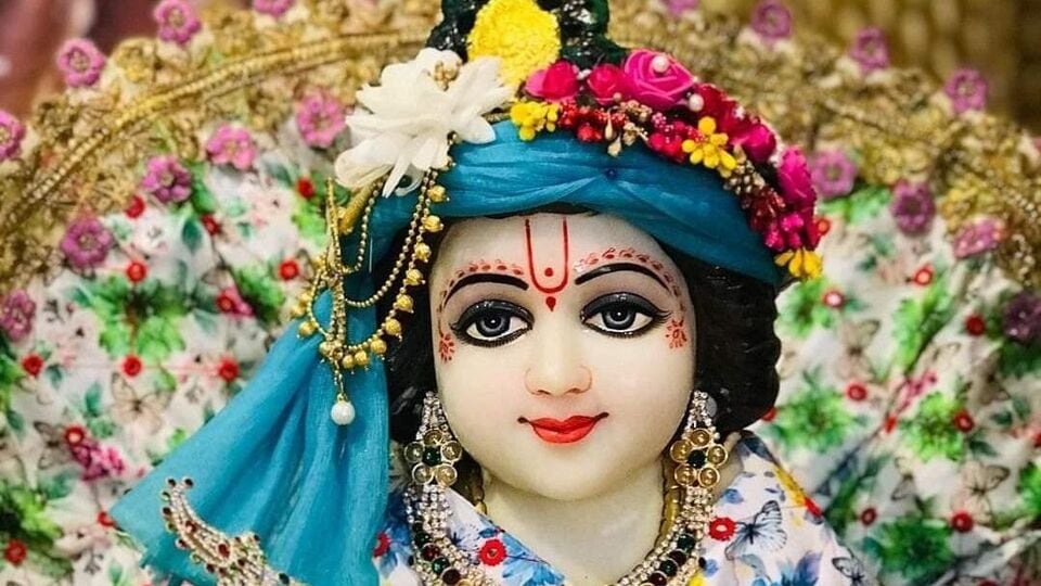 জন্মাষ্টমী তিথি ২০২৪: চলতি বছরে ঘরের গোপালের পুজোর আগে দেখে নিন জন্মাষ্টমী তিথি কখন থেকে পড়ছে? বিশেষত এই অষ্টমী তিথির শুভ সময় দেখে নিন। ২৫ অগস্টের রাতে ঘড়ির কাঁটা ১২ টা পার হতেই খাতায় কলমে পড়বে ২৬ অগস্ট। ফলে ২৬ অগস্ট ভোর ৩.৩৯ মিনিট থেকে পড়বে জন্মাষ্টমীর তিথি।