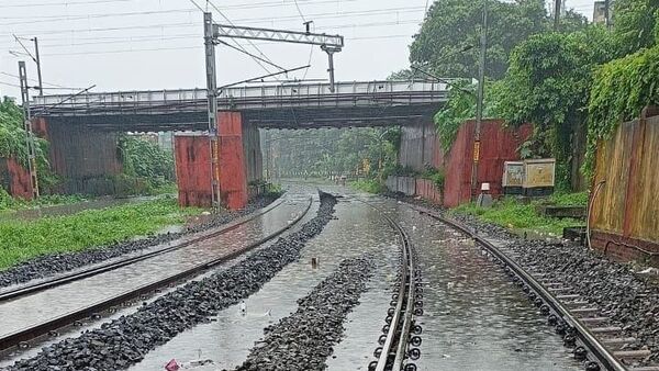 বৃষ্টির জলে বিপর্যস্ত চক্ররেল, পুরসভার নিকাশি ব্যবস্থার দোষারোপ!