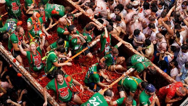 La Tomatina Festival: ১,২০,০০০ কিলো টমেটো ছুঁড়ে, স্পেনে অনুষ্ঠিত বৃহত্তম টমেটো উৎসব! ছবিতে দেখুন