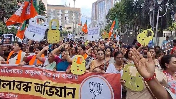 BJP Mohila Morcha: মহিলা কমিশন নাকি তৃণমূলের পার্টি অফিস? আরজিকর নিয়ে চুপ! তুমুল বিক্ষোভ বিজেপির