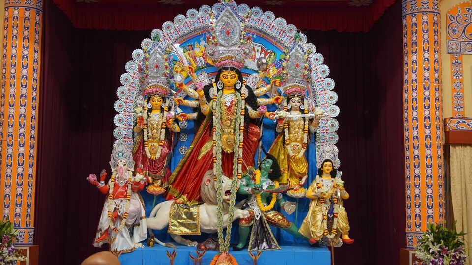 বেলুড় মঠ কর্তৃপক্ষের তরফে জানানো হয়েছে যে বিশুদ্ধ সিদ্ধান্ত পঞ্জিকার নির্ঘণ্ট মেনে দুর্গাপুজো হবে। আগামী ৮ অক্টোবর (মঙ্গলবার) দেবীদুর্গার বোধন হবে বেলুড় মঠে। বোধন শুরু হবে সন্ধ্যা ৬ টা ৩০ মিনিট থেকে। আগামী ৯ অক্টোবর (অক্টোবর) সকাল ৬ টা ৩০ মিনিটে কল্পারম্ভ হবে। আমন্ত্রণ এবং অধিবাসের সময় হল সন্ধ্যা ৬ টা ৩০ মিনিট। (ছবি সৌজন্যে, ফেসবুক Ramakrishna Math and Ramakrishna Mission, Belur Math)