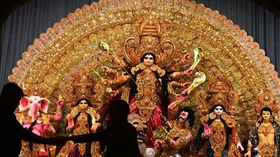 মহানবমী (২৬ আশ্বিন, ১২ অক্টোবর, শনিবার): নবমী সকাল ১০ টা ৫৯ মিনিট। সকাল ৯ টা ২৭ মিনিটে মধ্যে কিন্তু বারবেলানুরোধে সকাল ৯ টা ২ মিনিট গতে পূর্বাহ্ন মধ্যে শ্রী শ্রী দুর্গাদেবীর মহানবমী বিহিত পূজা ও কেবল মহানবমী কল্পে পূজা। (ছবি সৌজন্যে এএফপি) মহানবমী (২৬ আশ্বিন, ১২ অক্টোবর, শনিবার): নবমী সকাল ১০ টা ৫৯ মিনিট। সকাল ৯ টা ২৭ মিনিটে মধ্যে কিন্তু বারবেলানুরোধে সকাল ৯ টা ২ মিনিট গতে পূর্বাহ্ন মধ্যে শ্রী শ্রী দুর্গাদেবীর মহানবমী বিহিত পূজা ও কেবল মহানবমী কল্পে পূজা। (ছবি সৌজন্যে এএফপি)