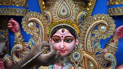মহাষ্টমী (২৫ আশ্বিন, ১১ই অক্টোবর, শুক্রবার): অষ্টমী বেলা ১২ টা ৭ মিনিট। সকাল ৯ টা ২৭ মিনিটের মধ্যে কিন্তু বারবেলানুরোধে সকাল ৮ টা ২৯ মিনিটের মধ্যে শ্রী শ্রী দুর্গাদেবীর মহাষ্টমী বিহিত পূজা, মহাষ্টম্যাদি কল্পারম্ভ ও কেবল মহাষ্টমী কল্পারন্ত প্রশস্ত। সকাল ১১ টা ৪৩ মিনিট গতে সন্ধি পূজারম্ভ, বেলা ১২ টা ৭ মিনিট গতে বলিদান, বেলা ১২ টা ৩১ মিনিটের মধ্যে সন্ধিপুজো সমাপন বীরাষ্ট্রনী ও মহাষ্টমীর ব্রতোপবাস। (ছবি সৌজন্যে পিটিআই) মহাষ্টমী (২৫ আশ্বিন, ১১ই অক্টোবর, শুক্রবার): অষ্টমী বেলা ১২ টা ৭ মিনিট। সকাল ৯ টা ২৭ মিনিটের মধ্যে কিন্তু বারবেলানুরোধে সকাল ৮ টা ২৯ মিনিটের মধ্যে শ্রী শ্রী দুর্গাদেবীর মহাষ্টমী বিহিত পূজা, মহাষ্টম্যাদি কল্পারম্ভ ও কেবল মহাষ্টমী কল্পারন্ত প্রশস্ত। সকাল ১১ টা ৪৩ মিনিট গতে সন্ধি পূজারম্ভ, বেলা ১২ টা ৭ মিনিট গতে বলিদান, বেলা ১২ টা ৩১ মিনিটের মধ্যে সন্ধিপুজো সমাপন বীরাষ্ট্রনী ও মহাষ্টমীর ব্রতোপবাস। (ছবি সৌজন্যে পিটিআই) 