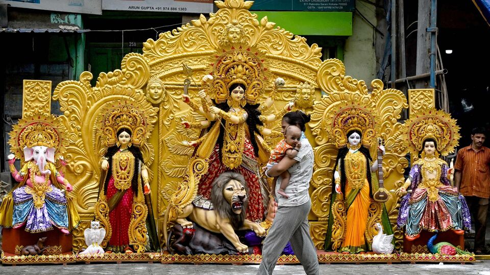 সপ্তমী (২৪ আশ্বিন, ১০ অক্টোবর বৃহস্পতিবার): সপ্তমী দিবা বেলা ১২ টা ৩২ মিনিট। শ্রী শ্রী দুর্গা সপ্তমী । শ্রী শ্রী শারদীয়া দুর্গাপূজা। সকাল ৯ টা ২৭ মিনিটের মধ্যে শ্রী শ্রী দুর্গাদেবীর নবপত্রিকা প্রবেশ, স্থাপন, সপ্তম্যাদি কল্পারম্ভ ও সপ্তমী বিহিত পূজা প্রশস্তা। রাত ১১ টা গতে রাত ১১ টা ৪৮ মিনিটের মধ্যে কুলাচারানুসারে শ্রী শ্রী দুর্গাদেবীর অর্ধরাত্রি বিহিত পূজা । (ছবি সৌজন্যে এএফপি)