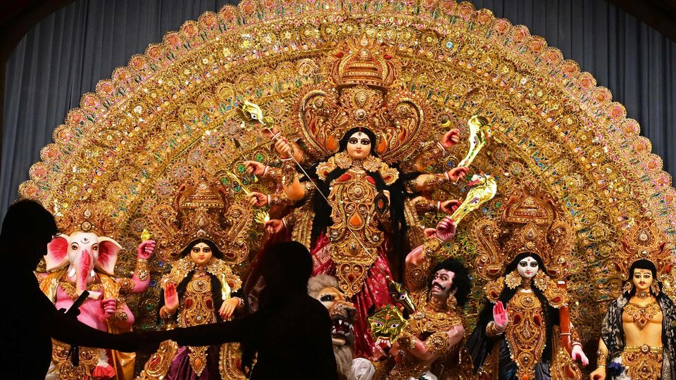 মহানবমী (২৬ আশ্বিন, ১২ অক্টোবর, শনিবার): নবমী সকাল ১০ টা ৫৯ মিনিট। সকাল ৯ টা ২৭ মিনিটে মধ্যে কিন্তু বারবেলানুরোধে সকাল ৯ টা ২ মিনিট গতে পূর্বাহ্ন মধ্যে শ্রী শ্রী দুর্গাদেবীর মহানবমী বিহিত পূজা ও কেবল মহানবমী কল্পে পূজা। (ছবি সৌজন্যে এএফপি)
