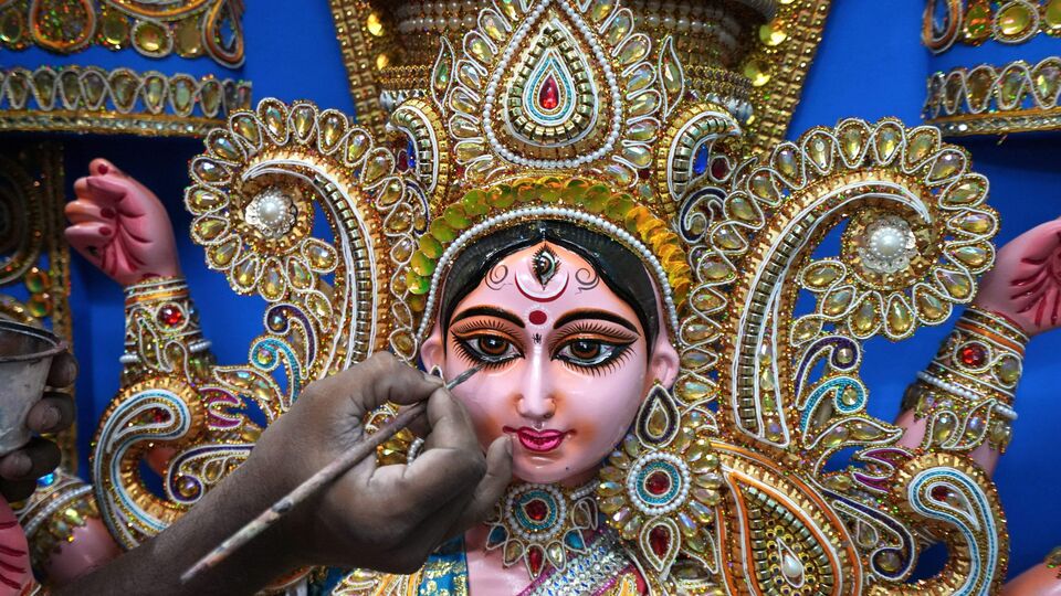 মহাষ্টমী (২৫ আশ্বিন, ১১ই অক্টোবর, শুক্রবার): অষ্টমী বেলা ১২ টা ৭ মিনিট। সকাল ৯ টা ২৭ মিনিটের মধ্যে কিন্তু বারবেলানুরোধে সকাল ৮ টা ২৯ মিনিটের মধ্যে শ্রী শ্রী দুর্গাদেবীর মহাষ্টমী বিহিত পূজা, মহাষ্টম্যাদি কল্পারম্ভ ও কেবল মহাষ্টমী কল্পারন্ত প্রশস্ত। সকাল ১১ টা ৪৩ মিনিট গতে সন্ধি পূজারম্ভ, বেলা ১২ টা ৭ মিনিট গতে বলিদান, বেলা ১২ টা ৩১ মিনিটের মধ্যে সন্ধিপুজো সমাপন বীরাষ্ট্রনী ও মহাষ্টমীর ব্রতোপবাস। (ছবি সৌজন্যে পিটিআই)&nbsp;
