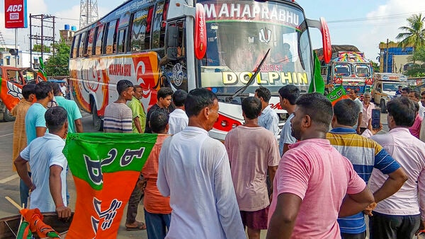 শিক্ষিকার বনধ সমর্থনে প্রতিবাদ, সরকারি নির্দেশ অমান্য!