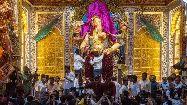 Lalbaugcha Raja First Look: উঠে গেল পর্দা! লালবাগচা রাজার প্রথম দর্শন পেয়ে সারা বিশ্বের গণপতি ভক্তরা ভাসলেন আবেগে – Ganapati devotees from all over the world were overcome with emotion after getting the first darshan of Lalbaghcha Raja