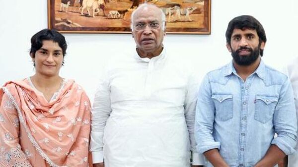 ‘অলিম্পিক্সে নিজের দমেই গেছি! খালি বড় বড় বাতেলা দেন’! ব্রিজভূষণকে খোঁচা ফোগটের ‘অলিম্পিক্সে নিজের দমেই গেছি! খালি বড় বড় বাতেলা দেন’! ব্রিজভূষণকে খোঁচা ফোগটের