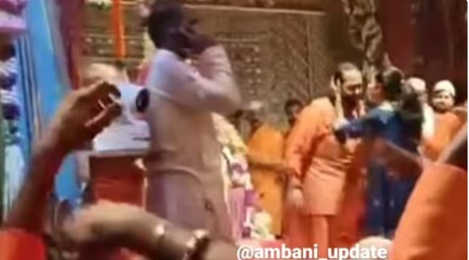 অনন্তকে চুমু রাধিকার অনন্তকে চুমু রাধিকার