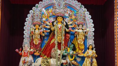 একই দিনে মহানবমী ও দশমী- শনিবার, ২৫ আশ্বিন, ১২ অক্টোবর পড়ছে মহানবমী ও দশমী। পঞ্জিকা মতে তিথি হল- পূর্বাহ্ন ঘ ৯।২৮ মহানবমী প্রাতঃ ঘ ৫।৪৪ পর্যন্ত। পরে দশমী শেষরাত্রি ঘ ৪।৪১ পর্যন্ত প্রাত: ঘ ৫.৪৪। মহালয়ায় পিতৃপক্ষের অবসানে দেবীপক্ষের শুরু থেকেই দেবী দুর্গার আগমনের বার্তা মিশে থাকে পথের ধারের কাশফুল থেকে শিউলির গন্ধে। আর সেই পুজোর অপেক্ষার কাউন্টজাউন শুরু হয়েছে।(ছবি সৌজন্যে, ফেসবুক Ramakrishna Math and Ramakrishna Mission, Belur Math) একই দিনে মহানবমী ও দশমী- শনিবার, ২৫ আশ্বিন, ১২ অক্টোবর পড়ছে মহানবমী ও দশমী। পঞ্জিকা মতে তিথি হল- পূর্বাহ্ন ঘ ৯।২৮ মহানবমী প্রাতঃ ঘ ৫।৪৪ পর্যন্ত। পরে দশমী শেষরাত্রি ঘ ৪।৪১ পর্যন্ত প্রাত: ঘ ৫.৪৪। মহালয়ায় পিতৃপক্ষের অবসানে দেবীপক্ষের শুরু থেকেই দেবী দুর্গার আগমনের বার্তা মিশে থাকে পথের ধারের কাশফুল থেকে শিউলির গন্ধে। আর সেই পুজোর অপেক্ষার কাউন্টজাউন শুরু হয়েছে।(ছবি সৌজন্যে, ফেসবুক Ramakrishna Math and Ramakrishna Mission, Belur Math)