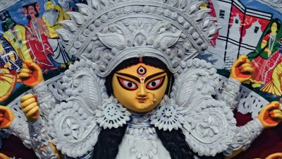 দেবীর আগমন-গমনের বাহন- চলতি বছরে দেবী দুর্গার আগমন দোলায়। যার ফল- 'দোলায়াং মড়কং ভবেৎ' অর্থাৎ মড়ক। এর দ্বারা অশান্তি, বিশৃঙ্খলা, অশুভের আশঙ্কা করা হয়। অন্যদিকে, দেবীর গমন হচ্ছে ঘোটকে বা ঘোড়ায়। যার ফল ‘ছত্রভঙ্গস্তুরঙ্গমে’। যার ফল ছত্রভঙ্গ হতে পারে চারিদিক, এরফলে মহামারী, অশান্তির সংকেত থেকে যায়। (এই প্রতিবেদনের তথ্য মান্যতা নির্ভর। এর সত্যতা যাচাই করেনি হিন্দুস্তান টাইমস বাংলা। ) দেবীর আগমন-গমনের বাহন- চলতি বছরে দেবী দুর্গার আগমন দোলায়। যার ফল- 'দোলায়াং মড়কং ভবেৎ' অর্থাৎ মড়ক। এর দ্বারা অশান্তি, বিশৃঙ্খলা, অশুভের আশঙ্কা করা হয়। অন্যদিকে, দেবীর গমন হচ্ছে ঘোটকে বা ঘোড়ায়। যার ফল ‘ছত্রভঙ্গস্তুরঙ্গমে’। যার ফল ছত্রভঙ্গ হতে পারে চারিদিক, এরফলে মহামারী, অশান্তির সংকেত থেকে যায়। (এই প্রতিবেদনের তথ্য মান্যতা নির্ভর। এর সত্যতা যাচাই করেনি হিন্দুস্তান টাইমস বাংলা। )
