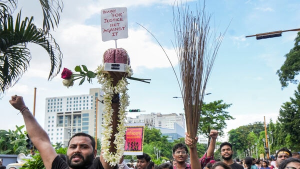 রাজনীতির অন্ধকারে চাপের নাটক: কাউন্সিলরের জোর করে মৃতদেহের সই আদায়, সমাজে উঠছে প্রশ্ন