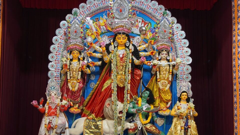 একই দিনে মহানবমী ও দশমী- শনিবার, ২৫ আশ্বিন, ১২ অক্টোবর পড়ছে মহানবমী ও দশমী। পঞ্জিকা মতে তিথি হল- পূর্বাহ্ন ঘ ৯।২৮ মহানবমী প্রাতঃ ঘ ৫।৪৪ পর্যন্ত। পরে দশমী শেষরাত্রি ঘ ৪।৪১ পর্যন্ত প্রাত: ঘ ৫.৪৪। মহালয়ায় পিতৃপক্ষের অবসানে দেবীপক্ষের শুরু থেকেই দেবী দুর্গার আগমনের বার্তা মিশে থাকে পথের ধারের কাশফুল থেকে শিউলির গন্ধে। আর সেই পুজোর অপেক্ষার কাউন্টজাউন শুরু হয়েছে।(ছবি সৌজন্যে, ফেসবুক Ramakrishna Math and Ramakrishna Mission, Belur Math)