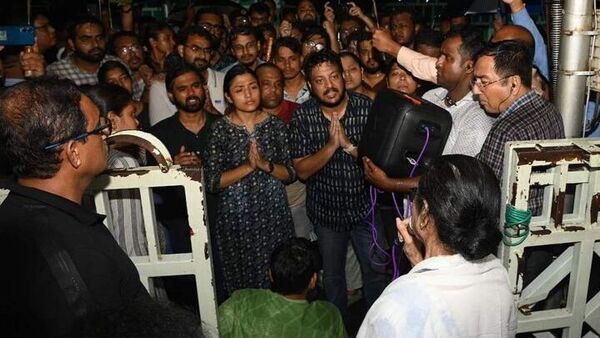 জুনিয়র ডাক্তারদের আন্দোলনে রাজনৈতিক নাটকের কাব্য: সম্মান ও হতাশার এক চিত্র