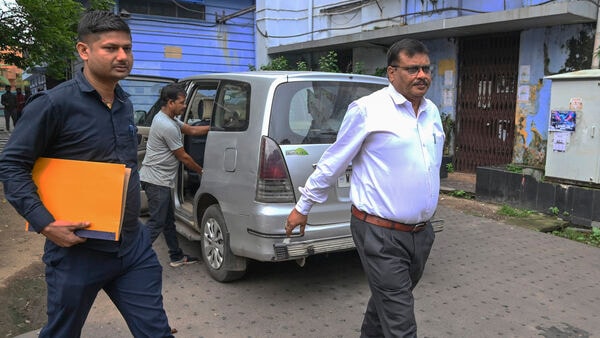 রাজনীতির অন্ধকারে চিকিৎসকদের তলব, সিবিআইয়ের হাত থেকে বাঁচার পথ খুঁজছেন? 