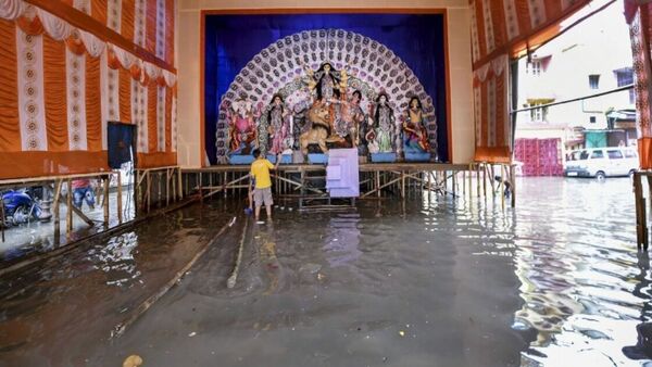 বৃষ্টির আশঙ্কায় দুর্গাপুজোর আনন্দ: রাজনীতির মেঘে কি ভেসে যাবে উৎসবের রঙ?