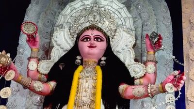 দুর্গাপুজো ঘিরে কাউন্টডাউন শেষ পর্যায়ে প্রায়! ২০২৪ জগদ্ধাত্রী পুজো ঘিরেও উৎসবের রেশ কম থাকে না! নদিয়ার কৃষ্ণনগর, হুগলির চন্দননগর সহ রাজ্যের বহু জায়গায় পালিত হয় জগদ্ধাত্রী পুজো। ২০২৪ সালের জগদ্ধাত্রী পুজো কবে থেকে শুরু? কবেই বা পড়েছে নবমী? দেখে নিন। দুর্গাপুজো ঘিরে কাউন্টডাউন শেষ পর্যায়ে প্রায়! ২০২৪ জগদ্ধাত্রী পুজো ঘিরেও উৎসবের রেশ কম থাকে না! নদিয়ার কৃষ্ণনগর, হুগলির চন্দননগর সহ রাজ্যের বহু জায়গায় পালিত হয় জগদ্ধাত্রী পুজো। ২০২৪ সালের জগদ্ধাত্রী পুজো কবে থেকে শুরু? কবেই বা পড়েছে নবমী? দেখে নিন। 