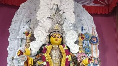 জগদ্ধাত্রী পুজো ঘিরে বিশেষ মাহাত্ম্য থাকে নবমীর পুজোর। নবমীর দিনে জগদ্ধাত্রী দেবীর মূল পুজো করা হয়। বিভিন্ন জায়গায় এই পুজোর আলাদা আলাদা আচার রয়েছে। কার্তিক মাসের শুক্লপক্ষে জগদ্ধাত্রী পুজো হয় নবমী তিথিতে। কথিত রয়েছে, একদা অসুর হাতির রূপ ধারণ করে। তখন সেই হস্তিরূপের অসুর বধ করেন চতুর্ভূজা দেবী জগদ্ধাত্রী। জগদ্ধাত্রী পুজো ঘিরে বিশেষ মাহাত্ম্য থাকে নবমীর পুজোর। নবমীর দিনে জগদ্ধাত্রী দেবীর মূল পুজো করা হয়। বিভিন্ন জায়গায় এই পুজোর আলাদা আলাদা আচার রয়েছে। কার্তিক মাসের শুক্লপক্ষে জগদ্ধাত্রী পুজো হয় নবমী তিথিতে। কথিত রয়েছে, একদা অসুর হাতির রূপ ধারণ করে। তখন সেই হস্তিরূপের অসুর বধ করেন চতুর্ভূজা দেবী জগদ্ধাত্রী।