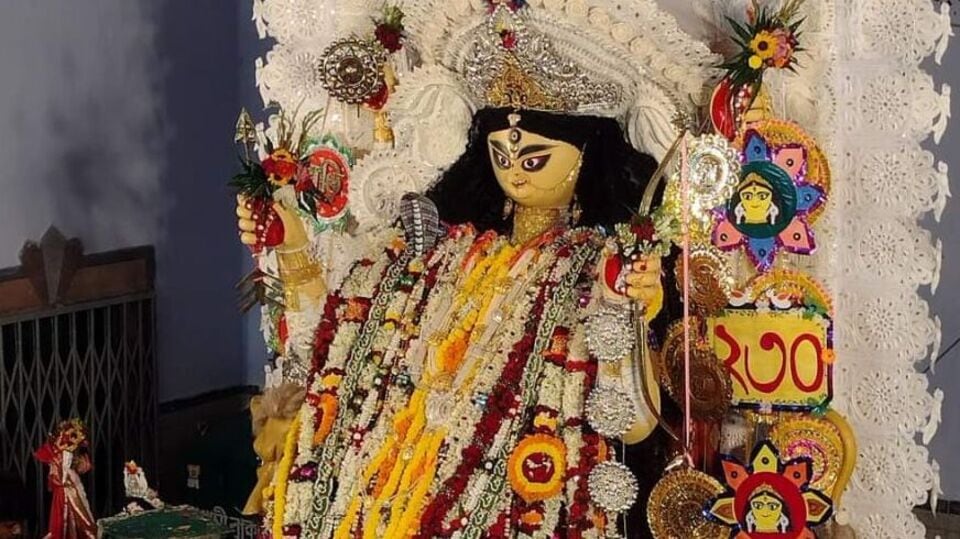 দেবীর রূপ- সিংহ বাহিনী এই জগদ্ধাত্রী সালঙ্কারা। তাঁর চার হাতে রয়েছে তীর ধনুক, শঙ্খ ও চক্র। এই দেবীই হাতির রূপ ধারণকারী অসুরকে বধ করেন। হাতির অপর নাম করী থেকে অসুরের নাম হয় করীন্দ্রাসুর। আর সেই থেকে দেবীর নামকরণ হয় করীন্দ্রাসুরনিসূদিনী। দেবীর বাহন সিংহ, গলায় জড়িয়ে রয়েছে সাপ।&nbsp;(এই ছবিটি পুজোর ২৩০ তম বর্ষের। সৌজন্য-ফেসবুক/ গৌড়হাটি তেঁতুলতলা জগদ্ধাত্রী পুজো কমিটি)