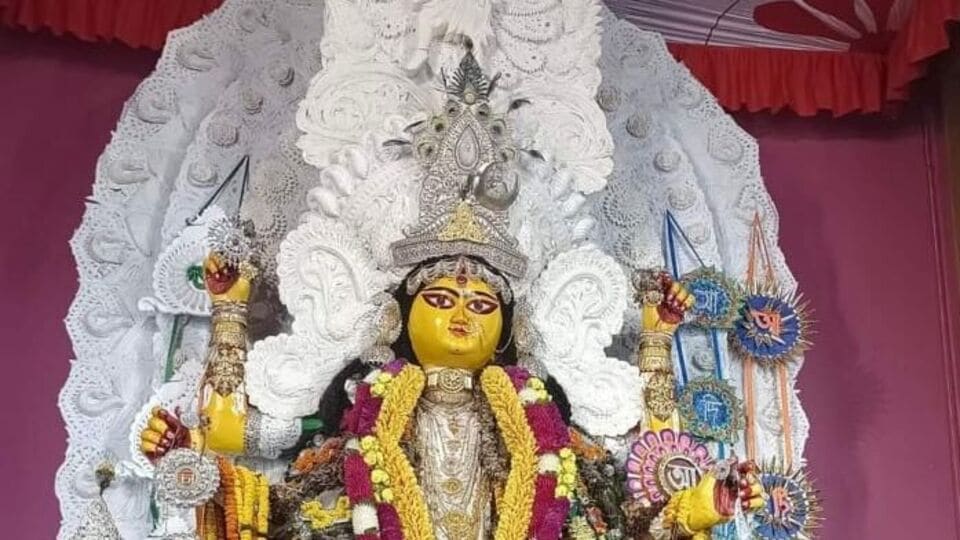 জগদ্ধাত্রী পুজো ঘিরে বিশেষ মাহাত্ম্য থাকে নবমীর পুজোর। নবমীর দিনে জগদ্ধাত্রী দেবীর মূল পুজো করা হয়। বিভিন্ন জায়গায় এই পুজোর আলাদা আলাদা আচার রয়েছে। কার্তিক মাসের শুক্লপক্ষে জগদ্ধাত্রী পুজো হয় নবমী তিথিতে। কথিত রয়েছে, একদা অসুর হাতির রূপ ধারণ করে। তখন সেই হস্তিরূপের অসুর বধ করেন চতুর্ভূজা দেবী জগদ্ধাত্রী।