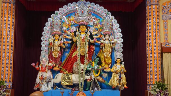 ‘আশ্বিনের শারদপ্রাতে বেজে উঠেছে আলোক-মঞ্জীর।’ ‘আশ্বিনের শারদপ্রাতে বেজে উঠেছে আলোক-মঞ্জীর।’