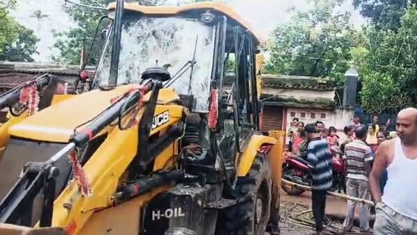 বাঁশদ্রোণীতে ছাত্র মৃত্যুর প্রতিবাদ: নৈরাজ্যের মাঝে রাজনৈতিক নাটক ও জনতার ক্ষোভের কাহিনি