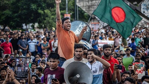 বাংলাদেশে নতুন যুদ্ধের ডাক: আওয়ামী লীগের ইতিহাস রক্ষার সংকল্প ও সংকটের কাহিনী