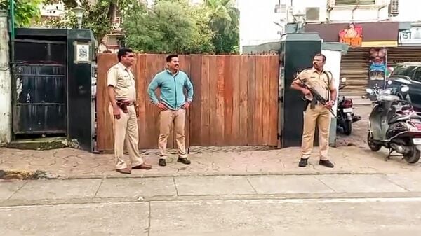সলমনের বাড়ির বাইরে বাড়ানো হল নিরাপত্তার বেষ্টনী। সলমনের বাড়ির বাইরে বাড়ানো হল নিরাপত্তার বেষ্টনী।