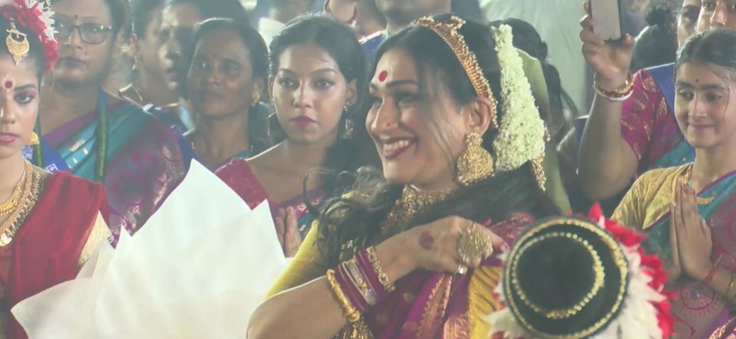 কার্নিভালে ঋতুপর্ণার নাচ কার্নিভালে ঋতুপর্ণার নাচ