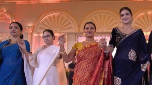 রচনা-জুন-নুসরতদের হাত ধরে মুখ্যমন্ত্রীর নাচ রচনা-জুন-নুসরতদের হাত ধরে মুখ্যমন্ত্রীর নাচ