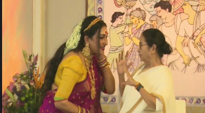 নাচের শেষে মুখ্য়মন্ত্রীর সঙ্গে দেখা, পা ছুঁয়ে প্রণাম ঋতুপর্ণার নাচের শেষে মুখ্য়মন্ত্রীর সঙ্গে দেখা, পা ছুঁয়ে প্রণাম ঋতুপর্ণার