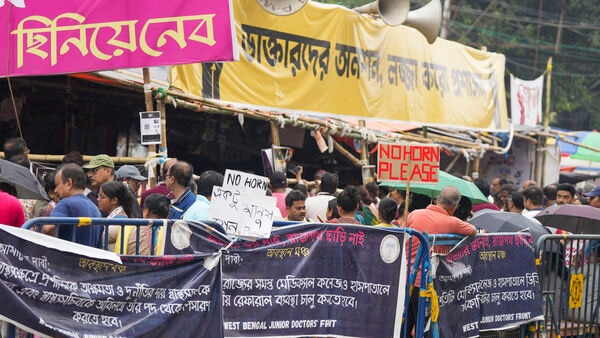 দুর্বিষহ পরিস্থিতিতে ডাক্তারদের ‘দ্রোহের কার্নিভাল’: ব্রিগেড সমাবেশের সংকেত কি রাজনৈতিক পালে বৈরাগ্য?