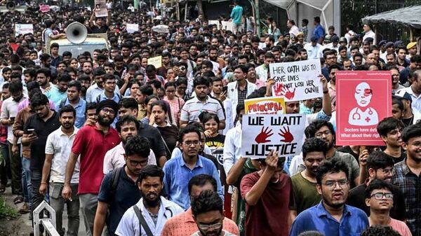 শাসনের ছদ্মবেশ: চিকিৎসকের হত্যার প্রতিবাদে ন্যায়বিচার যাত্রা, বিতর্কে সঙ্কটে মানবিকতা