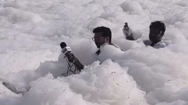 দিল্লির যমুনাতে বিষাক্ত সাদা ফেনায় ঢাকলেন টিভি রিপোর্টার, দেখুন চমকে দেওয়া Video দিল্লির যমুনাতে বিষাক্ত সাদা ফেনায় ঢাকলেন টিভি রিপোর্টার, দেখুন চমকে দেওয়া Video