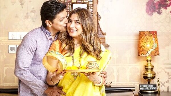 রাধিকাকে শানের চুমু রাধিকাকে শানের চুমু